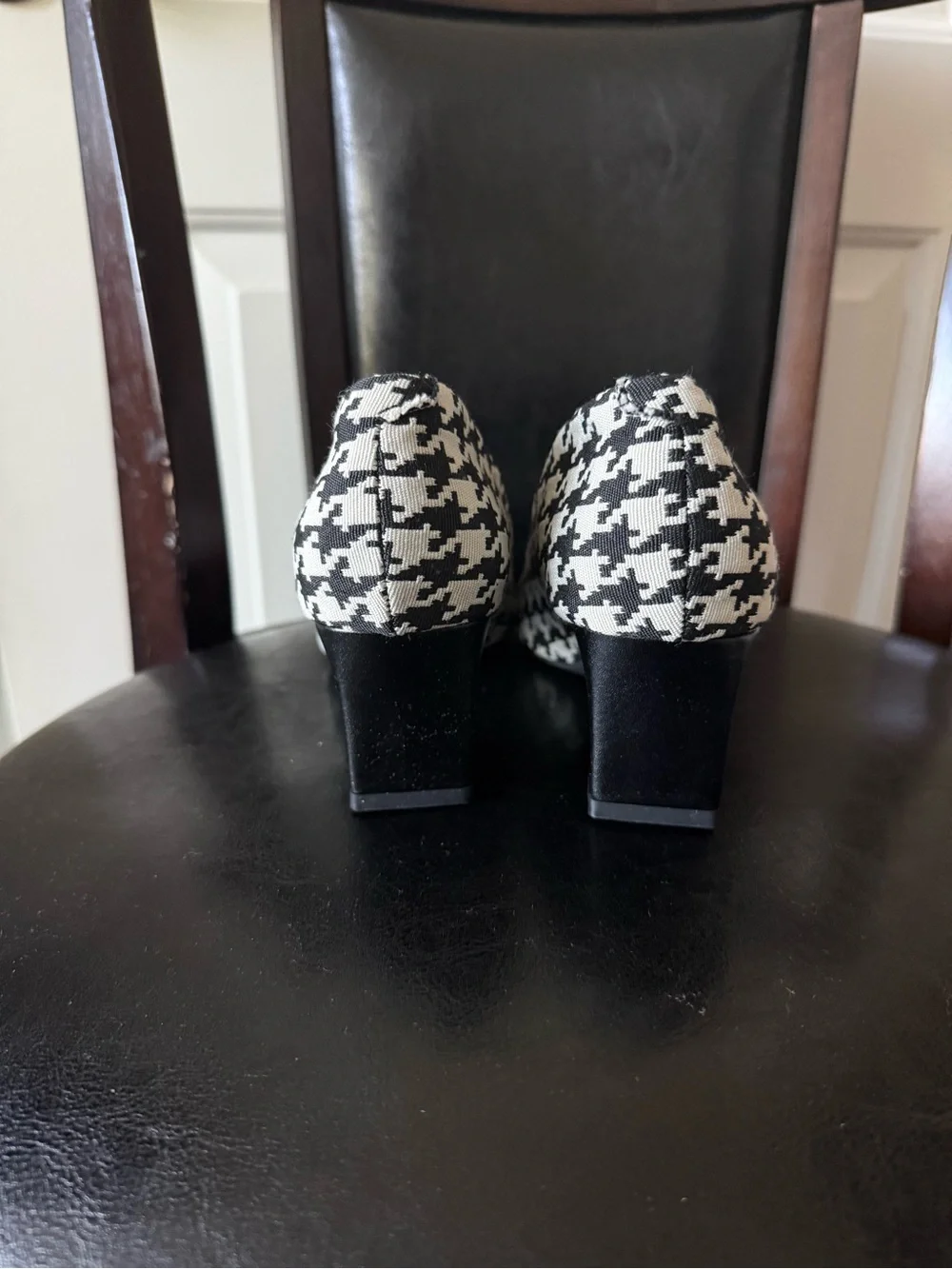 Pointed-Toe Houndstooth Pumps - Black & White
